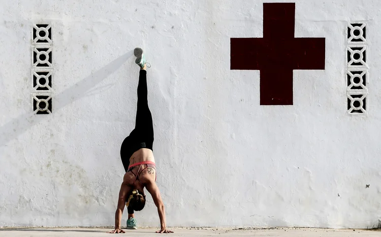 Mulher se exercita em Valencia, na Espanha, durante algumas horas permitida para saída da quarentena (Jose Jordan/AFP)