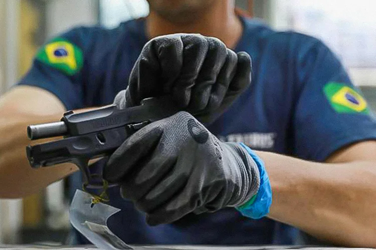 Apesar das críticas do presidente e dos processos, a Taurus registrou recorde de vendas no Brasil este ano (Diego Vara/Reuters)