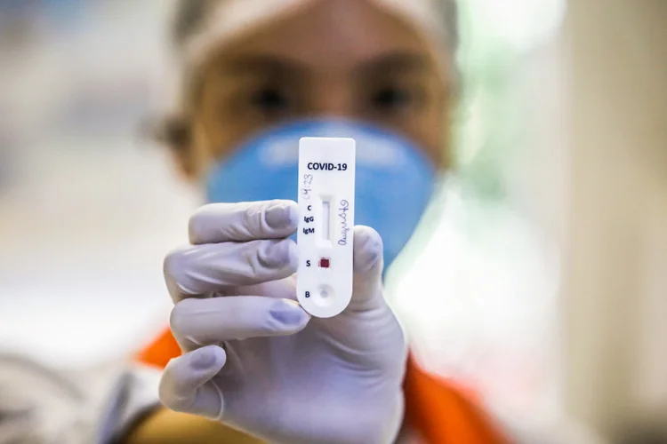 "Sou uma voluntária e conheço a doença", disse a enfermeira que ficou 13 dias hospitalizada (Luis Alvarenga/Getty Images)