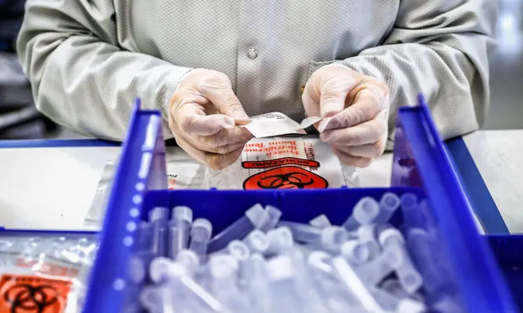Um técnico monta kits de teste de coronavírus nas instalações de fabricação da Evolve, onde fabricarão ventiladores, em Fremont, Califórnia, EUA,  (Shannon Stapleton/Reuters)