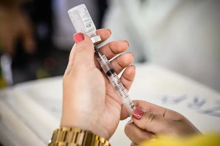 Segundo a pesquisa, pacientes de covid que não foram vacinados contra a gripe apresentaram chances até 58% maiores de terem um derrame (Tomaz Silva/Agência Brasil)