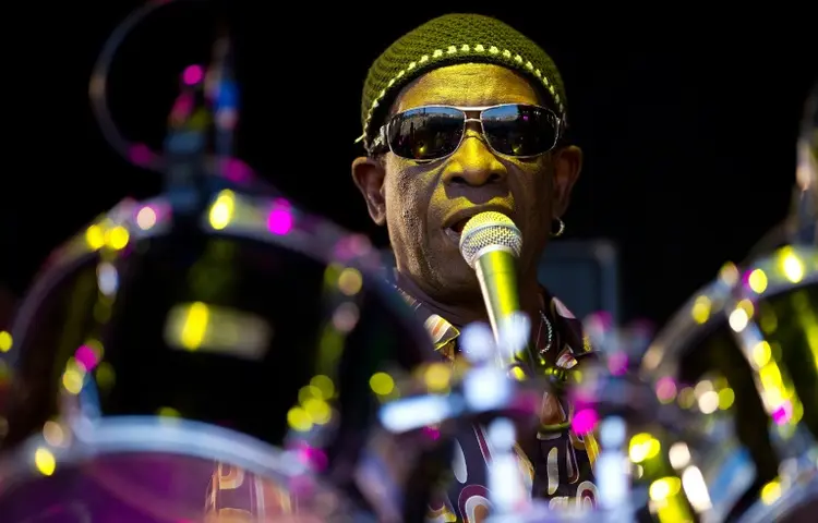 O músico nigeriano Tony Allen, baterista e um dos criadores do Afrobeat, morreu Paris aos 79 anos (Leon Neal/AFP Photo)