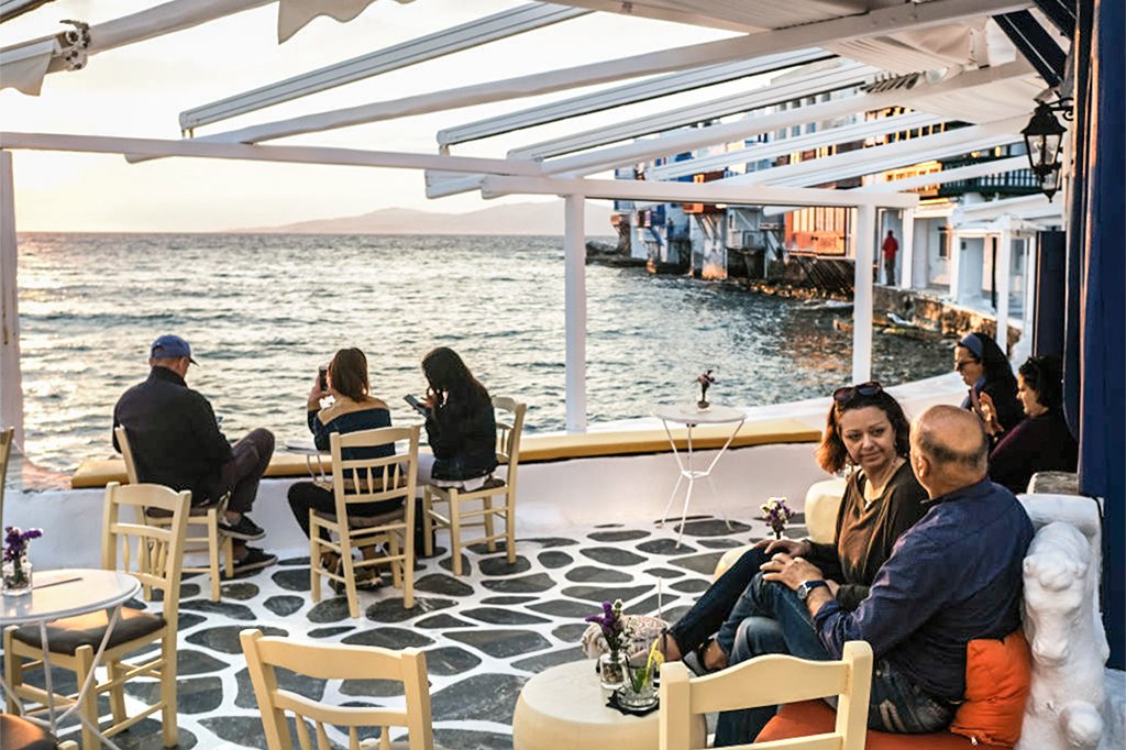 Grécia reabre cafés e restaurantes à espera de volta dos turistas no verão