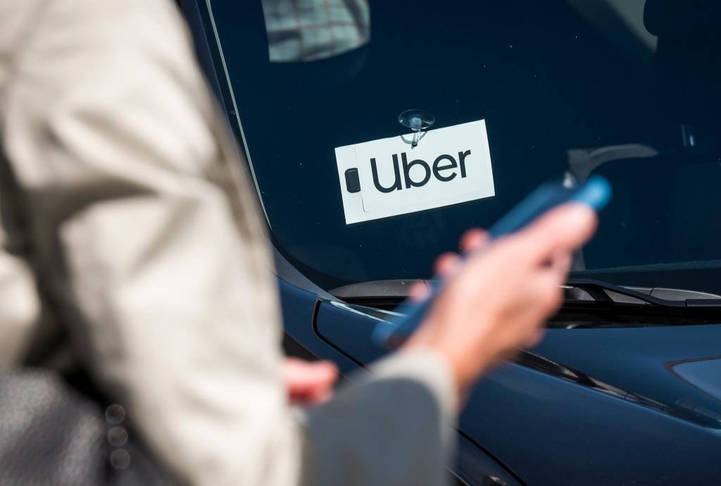 Uber deve pagar 13º e férias a motorista, determina Justiça do Trabalho