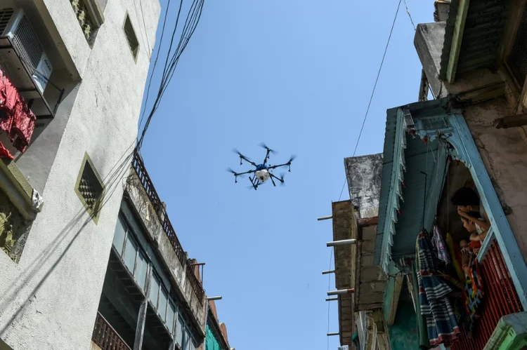 Índia: drones lançaram um produto desinfetante, enquanto pelas ruas, sem trânsito, passavam os caminhões de bombeiros que jogavam produtos de limpeza (AFP/AFP)
