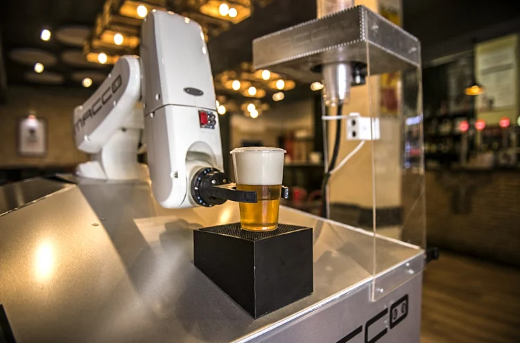 Robô serve cerveja no bar 'La Gitana Loca' em Sevilha (AFP/Divulgação)