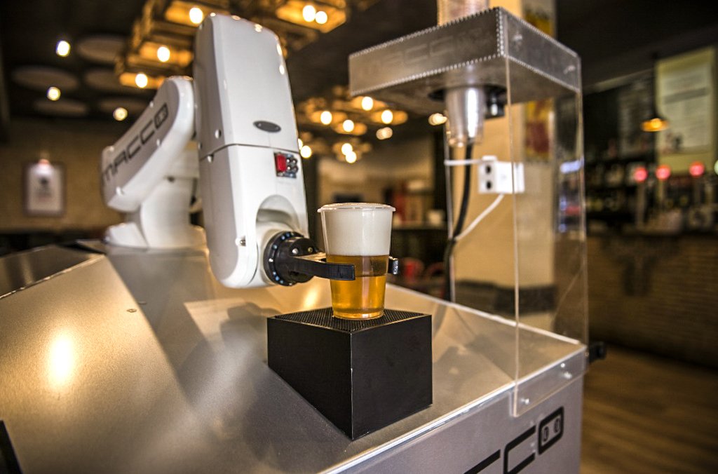 Garçom-robô na Espanha permite degustar cerveja com distanciamento social