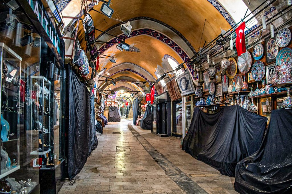 Grande Bazar de Istambul se prepara para reabrir após fechamento doloroso