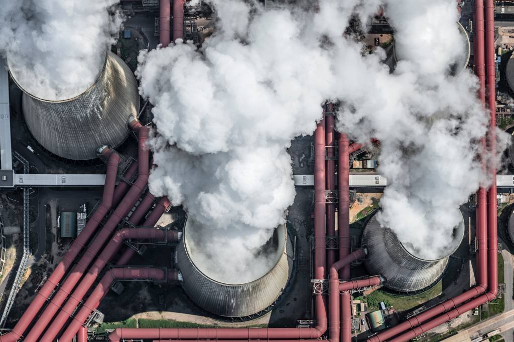 Vapor saindo das torres de resfriamento da usina a carvão na Alemanha (Bernhard Lang/Getty Images)