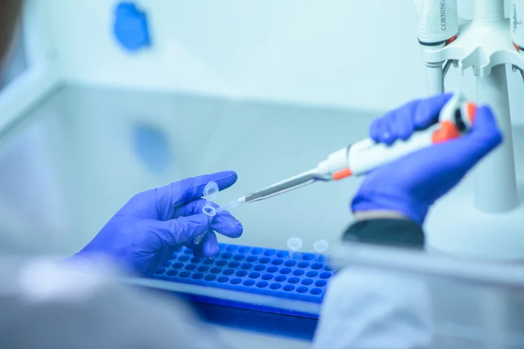 Vacina contra covid-19: acordo prevê a produção de até 100 milhões de doses no Brasil (iStock/Getty Images)