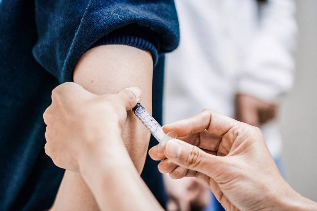 Vacina: vacina é feita com uma cultura do vírus em laboratório, que é enfraquecido e ajuda o organismo humano a melhorar a imunidade contra a infecção do novo coronavírus (kuniharu wakabayashi/Getty Images)