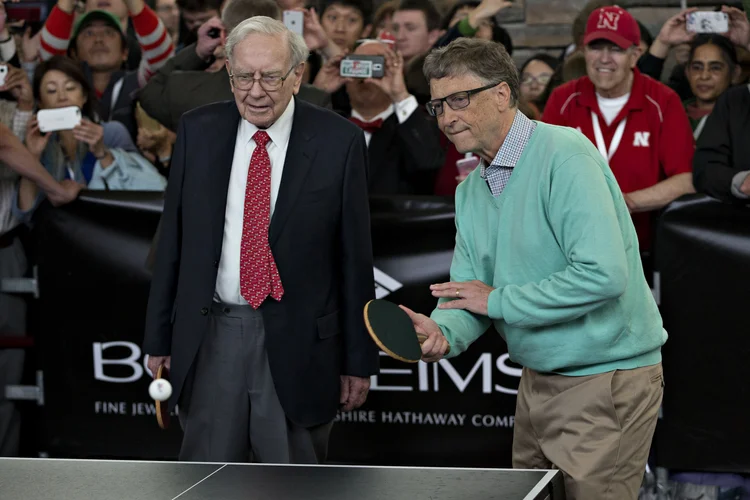 Buffett e Gates: bilionários que jogam juntos, seguem juntos (Bloomberg / Colaborador/Getty Images)