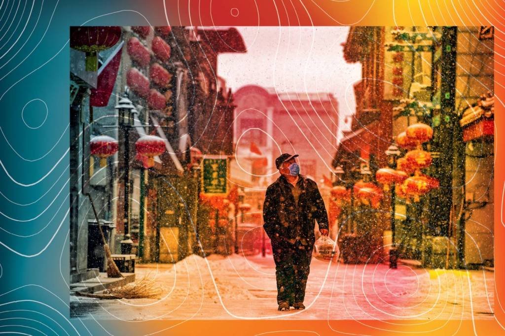 Chinês caminha em rua vazia de Pequim: o coronavírus reduziu a atividade econômica e as emissões, mas não é preciso uma nova pandemia para evitar danos ao planeta (Kevin Frayer/Getty Images)