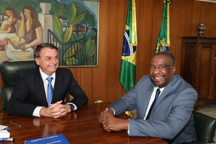 Jair Bolsonaro e o ministro da Educação, Carlos Alberto Docatelli (R/Reprodução)