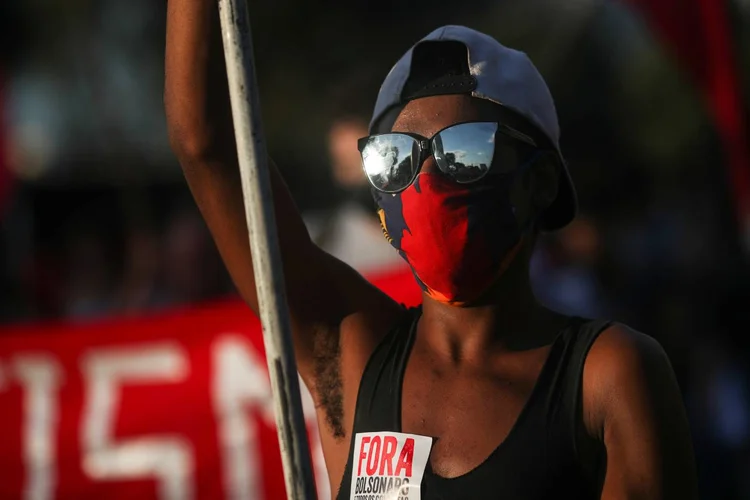 Manifestações contra e a favor do governo ocorrem em meia à pandemia do coronavírus; alguns manifestantes usavam máscaras  (Ricardo Moraes/Reuters)