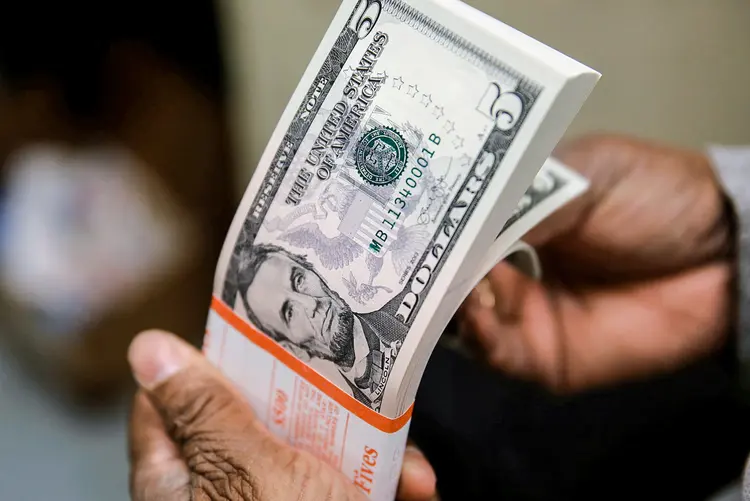 Dólar: moeda americana pode cair até R$ 4,20 se romper patamar de R$ 5,09, aponta especialista (Gary Cameron/Reuters)