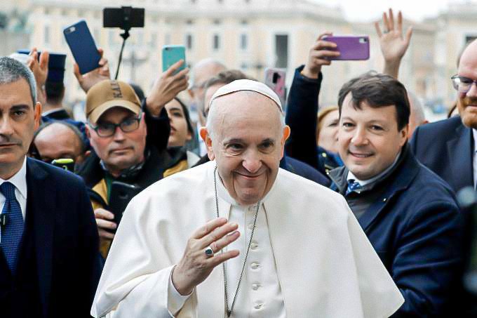O jesuíta sorridente e de linguajar franco representava um contraste com tímido Bento XVI, que havia renunciado ao cargo (Remo Casilli/Reuters)