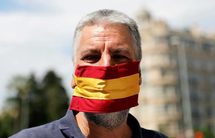 Homem com máscara com as cores da Espanha: país atingido pelo coronavírus teve mais de 27.000 mortes (Nacho Doce/Reuters)