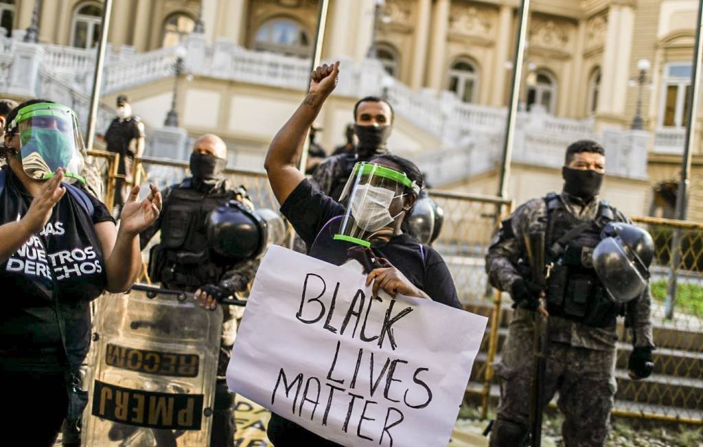 Protesto no Rio de Janeiro contra o genocídio da população negra (Pilar Olivares/Reuters)
