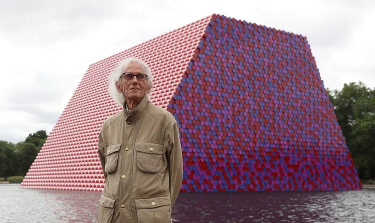 Christo, famoso por suas colossais criações baseadas em monumentos: morte aos 84 anos (Simon Dawson/Reuters)