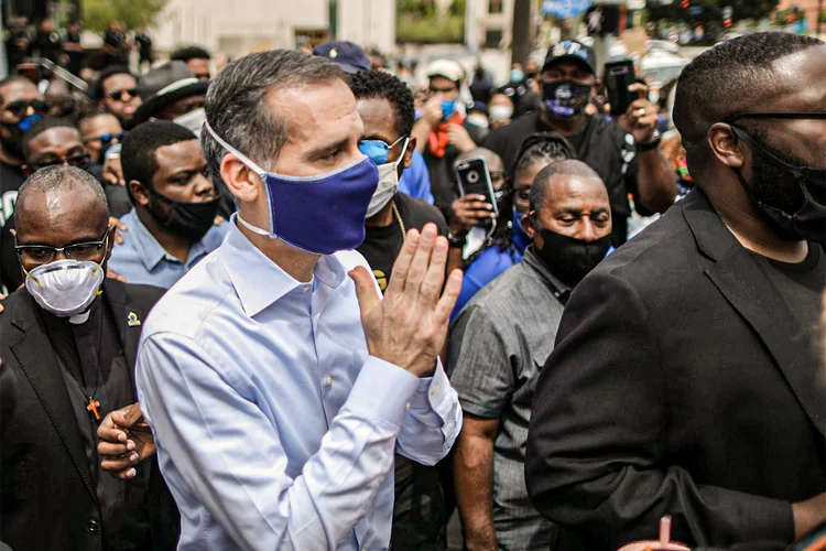 Eric Garcetti: prefeito disse, ainda, que está revendo a formação dos agentes policiais para evitar abuso de poder (Lucy Nicholson/Reuters)