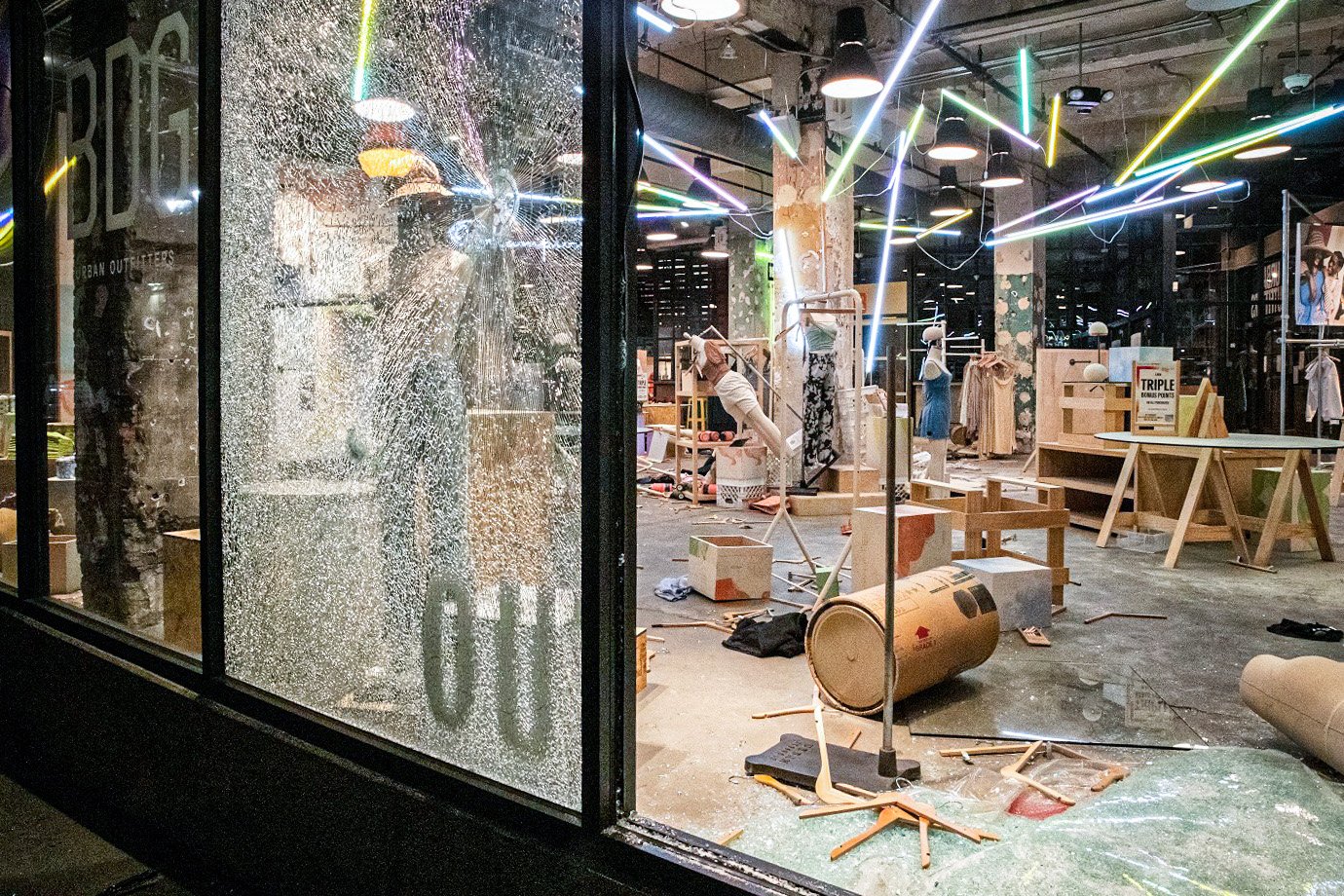 Nike, Michael Kors e Macy's têm saques durante protestos em NY