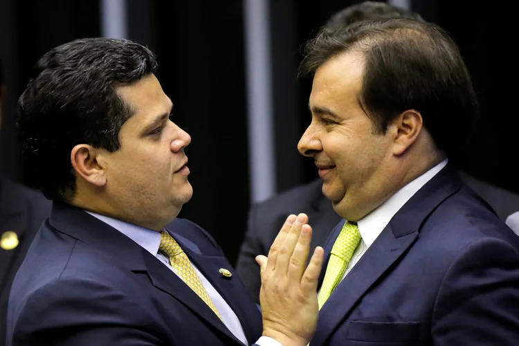 Presidentes do Senado, Davi Alcolumbre, e da Câmara, Rodrigo Maia se cumprimentam
03/02/2020
REUTERS/Adriano Machado (Adriano Machado/Reuters Brazil)