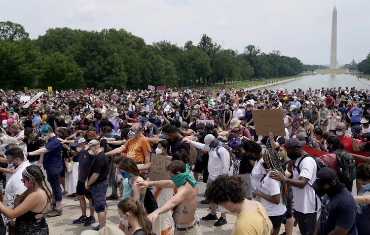 Protestos: manifestantes se reúnem no Lincoln Memorial em protesto contra racismo após o asssassinato de George Floyd por um policial branco em maio (Erin Scott/Reuters)