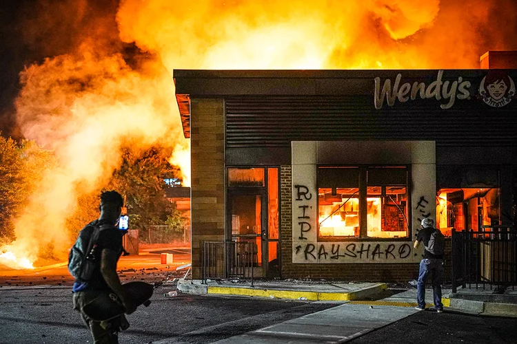 Atlanta: lanchonete onde homem negro foi morto é incendiada (Elijah Nouvelage/Reuters)