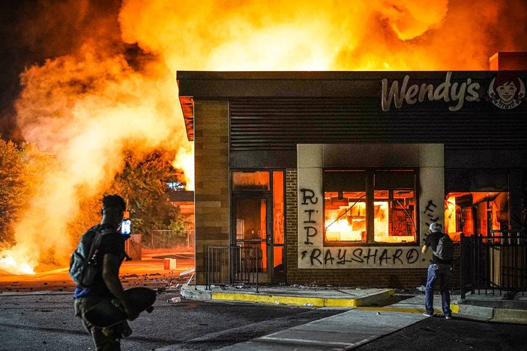 Manifestantes queimam lanchonete após nova morte de negro por policial