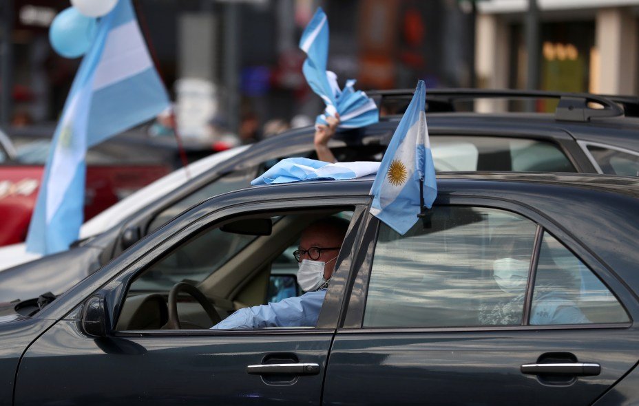 Protesto na Argentina: manifestante participa de ato contra a estatização da exportadora de grãos Vicentín e contra endurecimento de medidas de isolamento contra a covid-19 Buenos Aires,, 20 de junho de 2020.