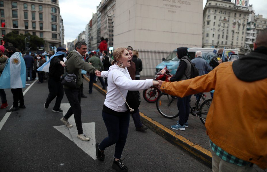 Manifestantes de mãos dadas durante um protesto contra a estatização da Vicentín e contra as medidas de quarentena de covid-19. Buenos Aires, Argentina, em 20 de junho de 2020.