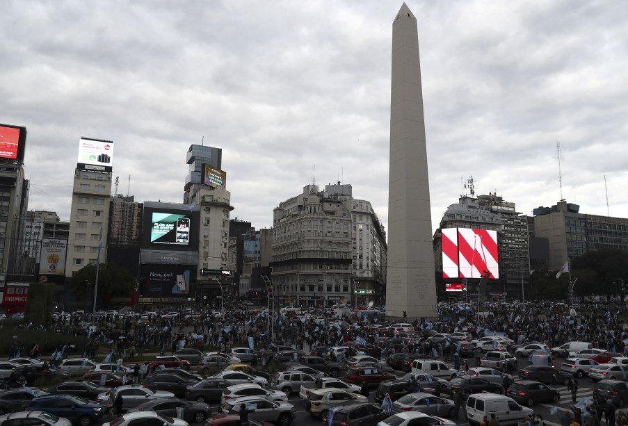 Manifestantes ao redor do obelisco em Buenos Aires em ato contra a estatização da Vicentín. Argentina, 20 de junho de 2020. REUTERS/Agustin Marcarian