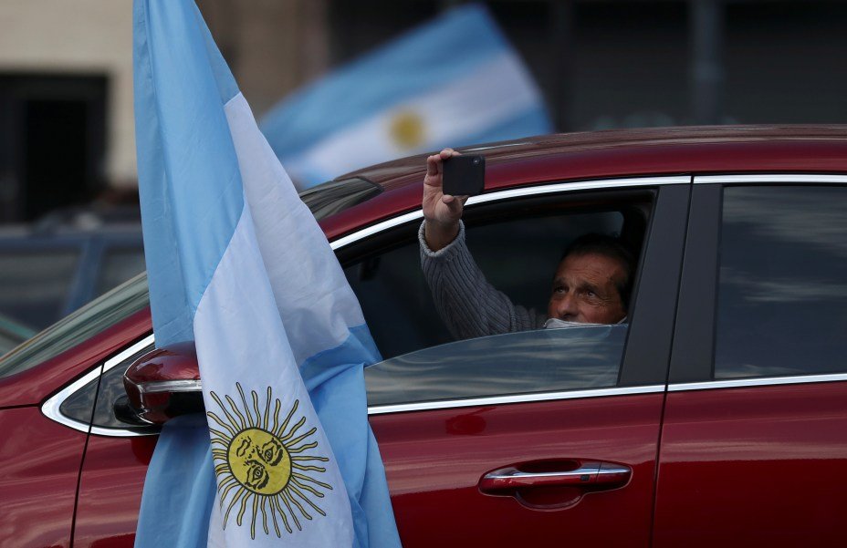 Protesto na Argentina: manifestante participa de ato contra a estatização da exportadora de grãos Vicentín e contra endurecimento de medidas de isolamento contra a covid-19 Buenos Aires,, 20 de junho de 2020.