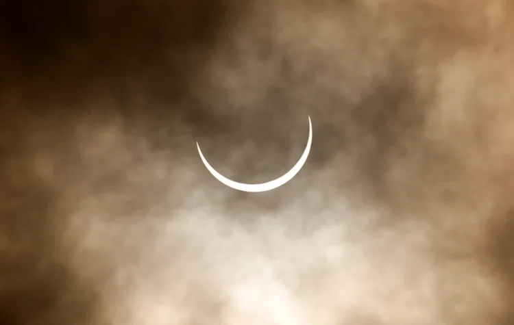 Eclipse solar na Índia (Adnan Abidi/Reuters)