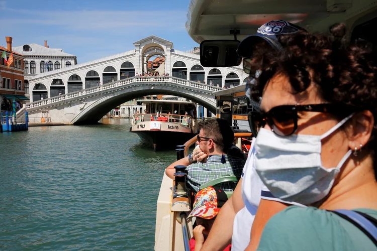 Turistas em Veneza após reabertura na Itália: país abrigou início da pandemia na Europa (Fabrizio Bensch/Reuters)