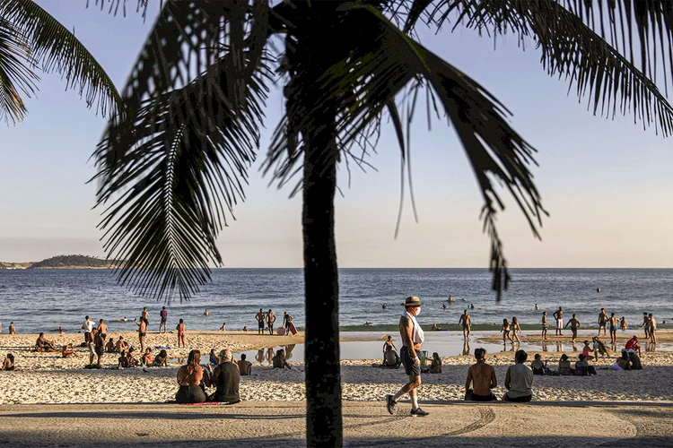 Pessoas na praia no Rio de Janeiro durante a pandemia do coronavírus, dia 21/06/2020 (Ricardo Moraes/Reuters)