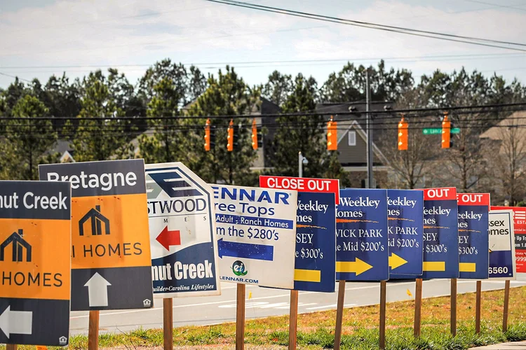 Placas imobiliárias na Carolina do Sul: ritmo de vendas de abril foi revisado para 580 mil unidades, contra 623 mil unidades relatadas anteriormente (Lucas Jackson/Reuters)