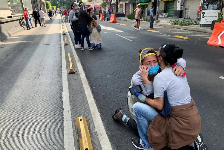 Moradores da Cidade do México ocupam ruas após terrremoto: magnitude superior a 7 são sismos de grande dimensão capazes de provocar danos grandes e generalizados (Tomas Bravo/Reuters)