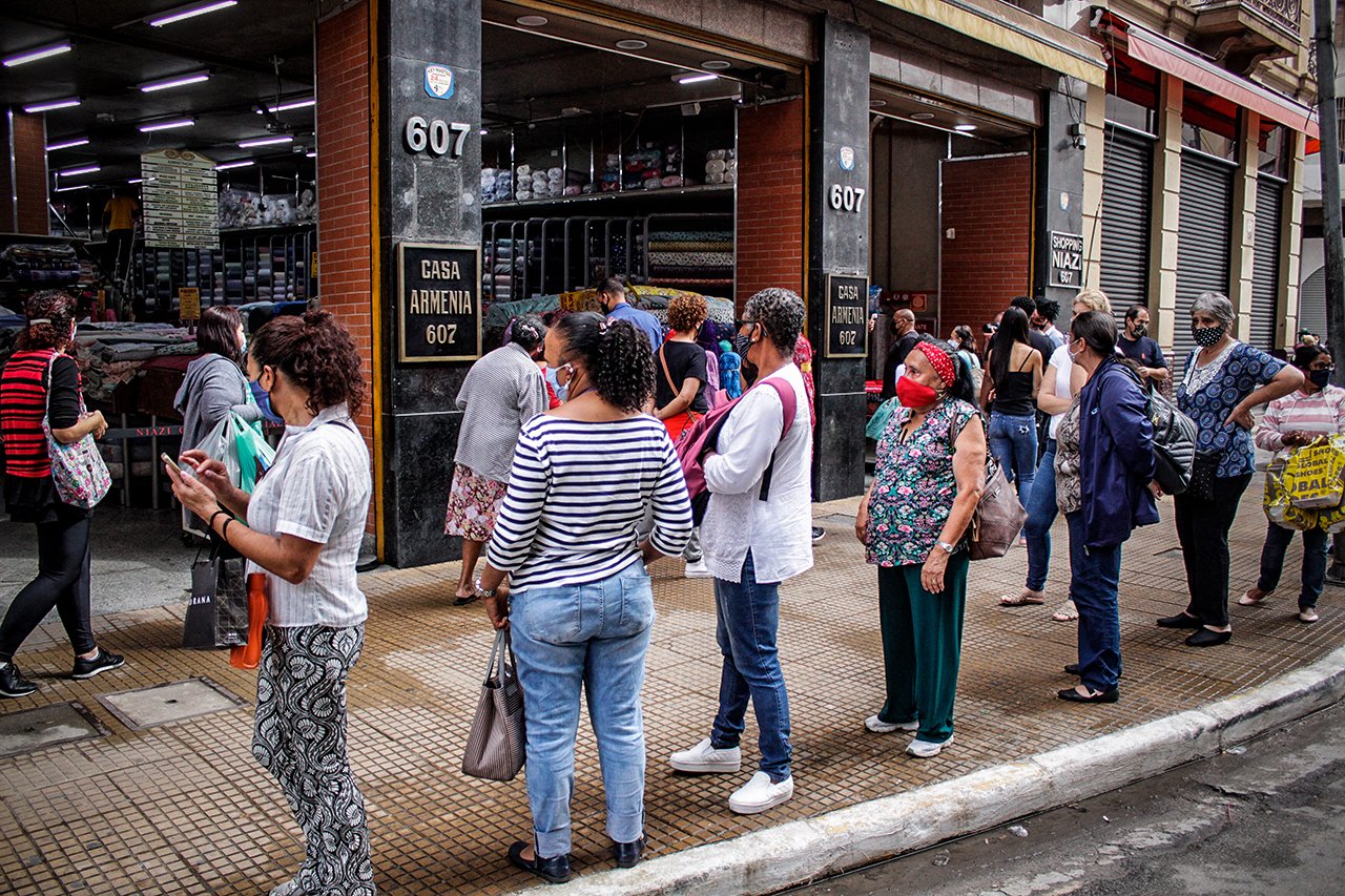 Setor de serviços recua 0,4% em agosto, após atingir recorde no mês anterior