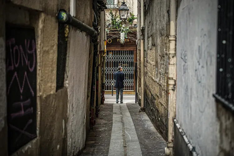 Pedestre em frente a um restaurante fechado em Paris, França, na terça-feira, 9 de junho de 2020.  (Nathan Laine/Bloomberg)