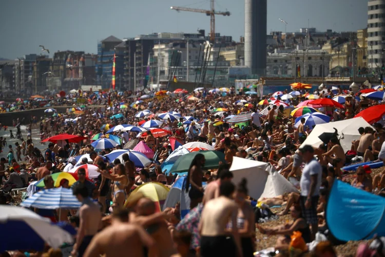 Forte onda de calor levou milhares de britânicos às praias este ano (Hannah McKay/Reuters)