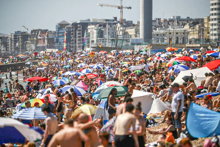 Britânicos lotam praias com a chegada do verão no Hemisfério Norte (Hannah McKay/Reuters)