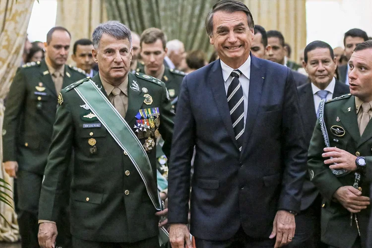General de Exército Edson Leal Pujo e presidente Jair Bolsonaro: Pujol se mantém calado ao longo da sucessão de crises, voltado às responsabilidades da área (Marcos Corrêa/PR/Flickr)