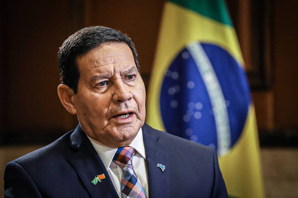 Mourão encontra embaixador americano e apresenta medidas para Amazônia