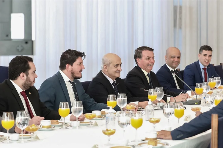 Jair Bolsonaro, ministros e deputados: presidente já chamou as práticas do Centrão de "velha política" no passado (Marcos Corrêa/PR/Flickr)