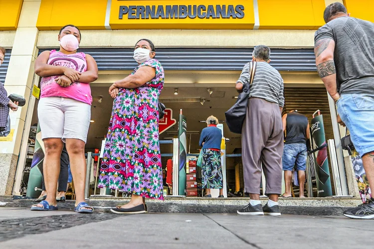 Fila em frente loja no centro comercial de Campinas, interior de SP: mesmo com a retomada gradual das atividades, o quadro ainda deve continuar complicado para o setor (ROGÉRIO CAPELA/AGIF - AGÊNCIA DE FOTOGRAFIA/Estadão Conteúdo)