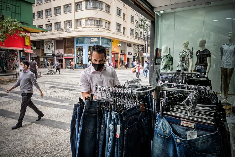 Centro de São Paulo na reabertura do comércio: pandemia é responsável por recessão (João Alvarez/Fotoarena)