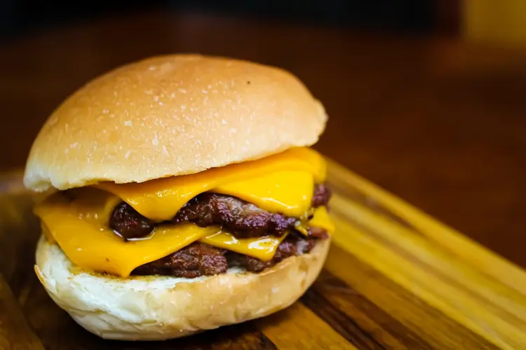 Hambúrguer está no topo da preferência dos brasileiros que pedem comida em delivery (Divulgação/Divulgação)