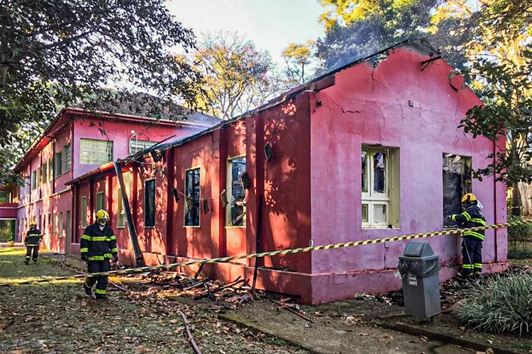 Museu de História Natural de MG: incêndio atingiu parte do imóvel e do acervo (Centro de Operações de Bombeiros/Divulgação)